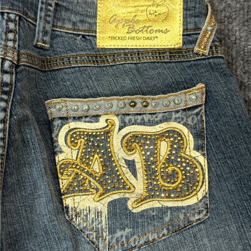VTG Y2K Apple Bottoms Women Capri Jeans Size 7/8 Blue Denim Embellished Logo NWT